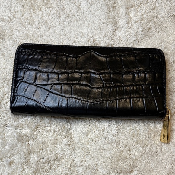 Like New Michael Kors Black Croc Embossed Zip Wallet - Picture 6 of 10
